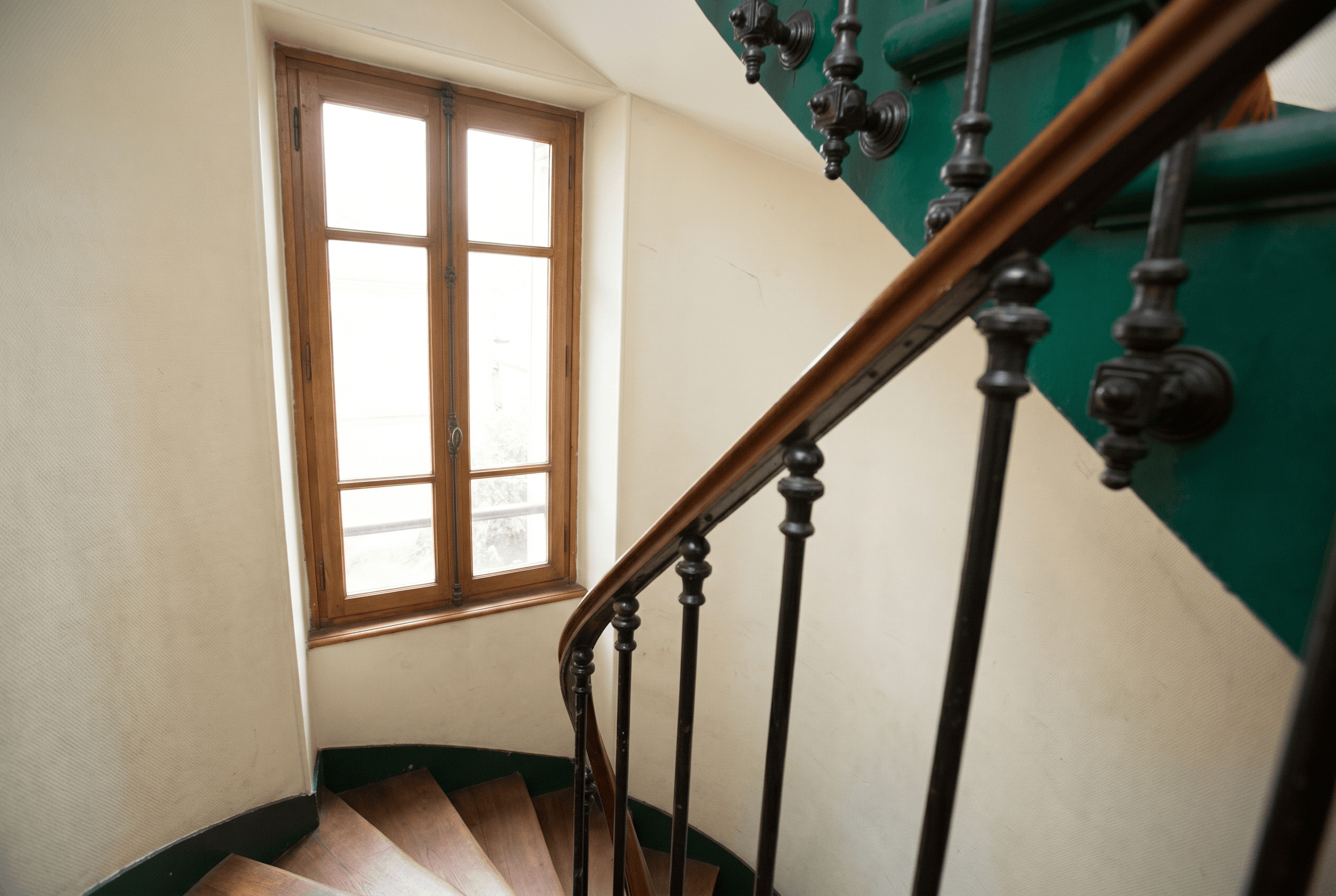 Un ascenseur extérieur, à la place des fenêtres — avant